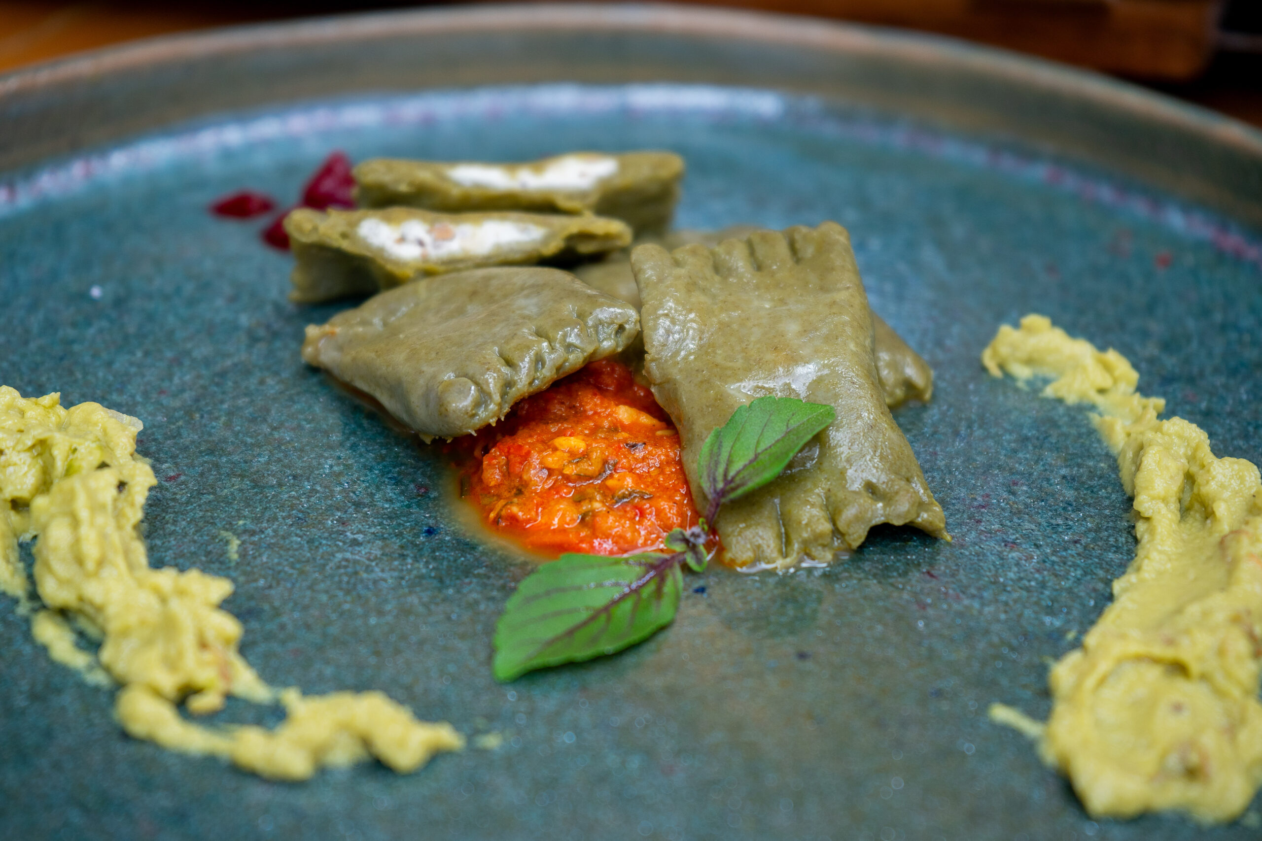 Ancho de Angus e Agnollotti verde queijo cabra e pesto de nozes - Imagem 2