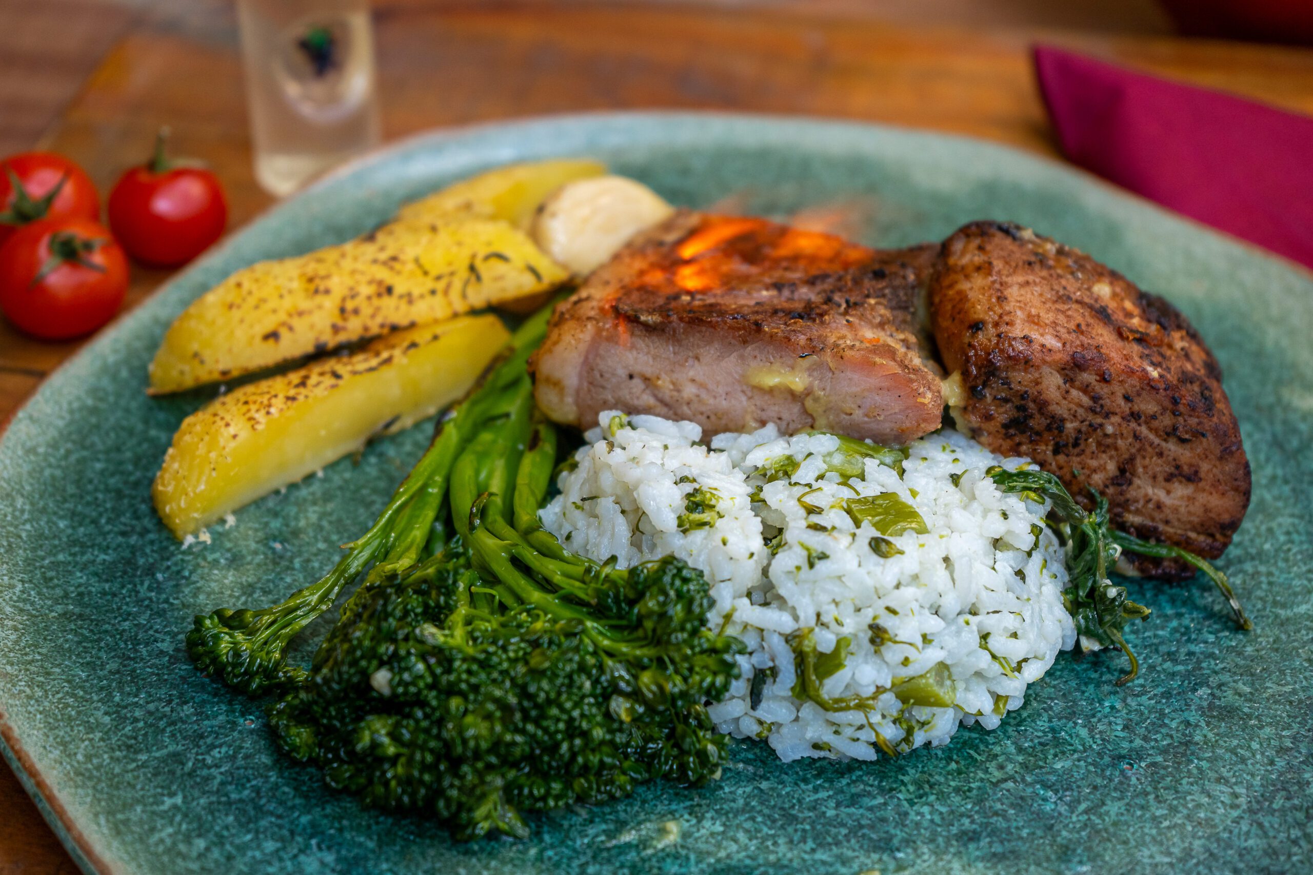 ALCATRA SUÍNA COCÇÃO SOUS VIDE ARROZ DE BRÓCOLIS E BATATA RUSTÍC