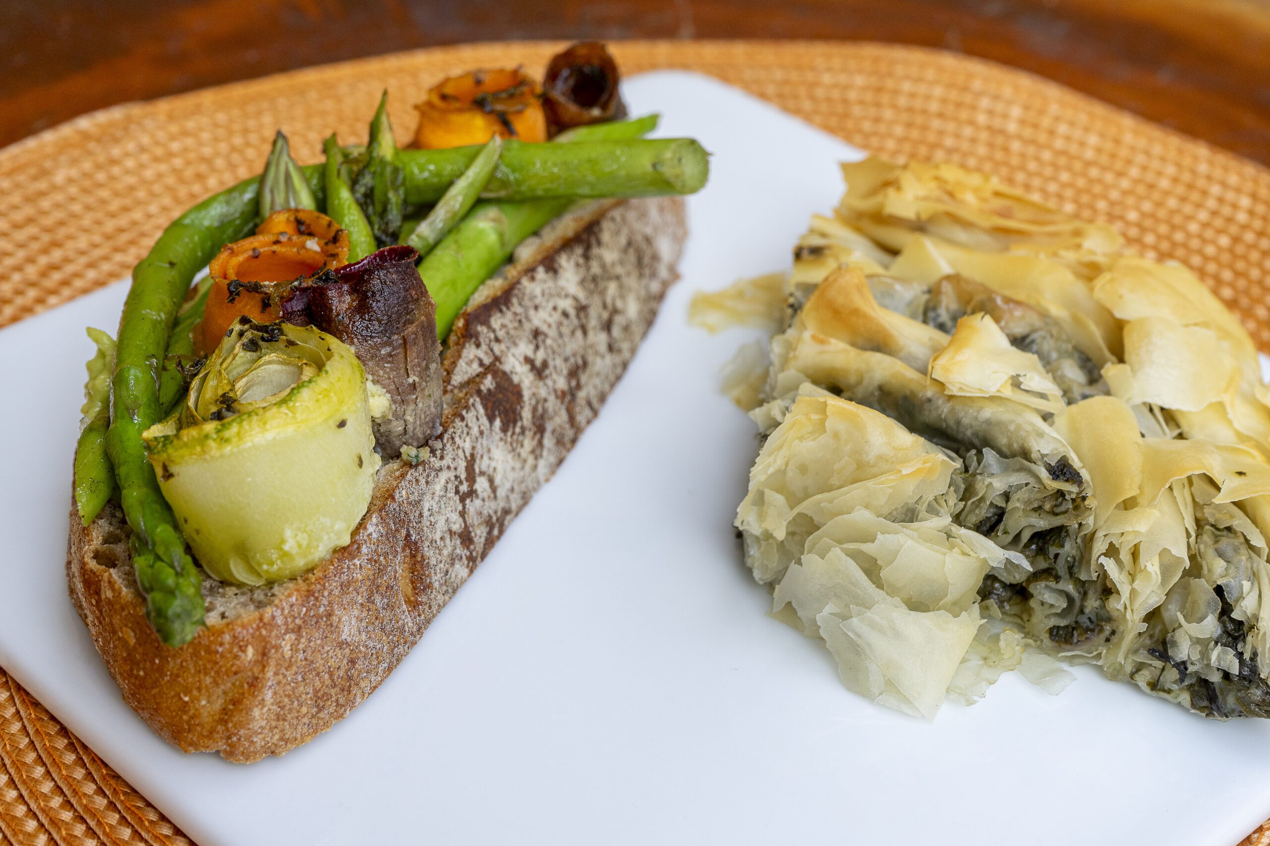 Tartines de Aspargo e Vegetais Spalakopitas, Espinafre e Queijo Feta